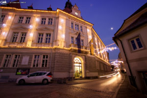 Die Fassade des Wolfsberger Rathauses wurde mit meterhohen Lichtervorhängen und an den Horizontalen mit Lichterketten (Sparkling Lights) geonnt in Szene gesetzt.