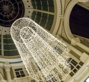 Neon-Nagel montiert und plant LED-Überspannungen für ein bezauberndes Weihnachtsfest