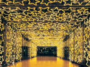 In den eigenen Manufaktur wurden diese hunderte von Sterne in einem warmweißen Gelb von Neon-Nagel produziert und als gigantischer Licht-Tunnel montiert