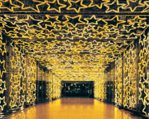In den eigenen Manufaktur wurden diese hunderte von Sterne in einem warmweißen Gelb von Neon-Nagel produziert und als gigantischer Licht-Tunnel montiert
