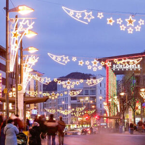 Weihnachtliche Straßen- und Fassadenbeleuchtung mit tausenden von LEDs produziert in der hauseigenene Manufaktur von Neon-Nagel.