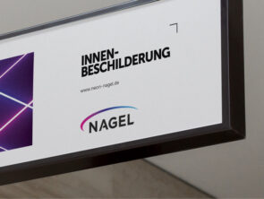 Neon Nagel fertigt und montiert Innenbeschilderung für Kaufhäuser, Unternehmen, Städte und Kommunen