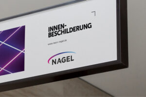 Neon Nagel fertigt und montiert Innenbeschilderung für Kaufhäuser, Unternehmen, Städte und Kommunen