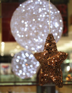 Leichtender warmer Stern mit großen Leuchtkugeln, die den Innenraum weihnachtlich verzaubern.