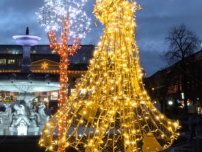 Strahlende Struklptur aus tausenden LED-Lichtern in verschiedenen Farbtönen. Zur Weihnachtszeit erstrahlen sie in der Stuttgarter Innenstadt