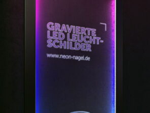 Neon-Nagel plant, fertigt und montiert gravierte LED-Leuchtschilder für Unternehmen